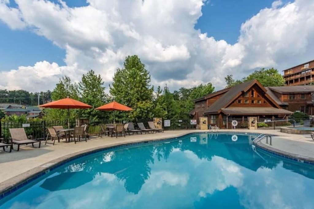 2 Miles From Dollywood Family Resort With Seasonal Outdoor Swimming Pool, Year Around Heated Indoor Swimming Pool, Townhome Style Cabin, Private Hot Tub, Arcade, Tv, Wifi, Kitchen With Refrigerator, Washer And Dryer 鸽子谷 外观 照片