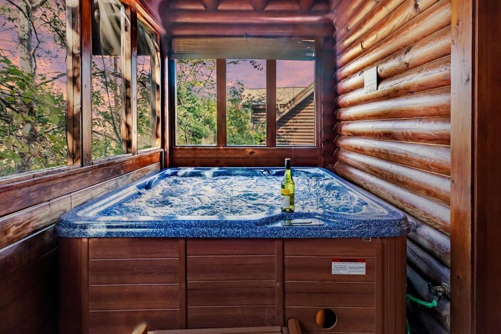 2 Miles From Dollywood Family Resort With Seasonal Outdoor Swimming Pool, Year Around Heated Indoor Swimming Pool, Townhome Style Cabin, Private Hot Tub, Arcade, Tv, Wifi, Kitchen With Refrigerator, Washer And Dryer 鸽子谷 外观 照片