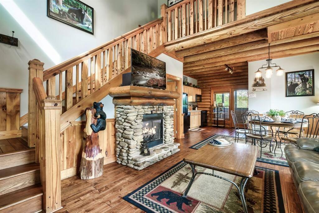 2 Miles From Dollywood Family Resort With Seasonal Outdoor Swimming Pool, Year Around Heated Indoor Swimming Pool, Townhome Style Cabin, Private Hot Tub, Arcade, Tv, Wifi, Kitchen With Refrigerator, Washer And Dryer 鸽子谷 外观 照片