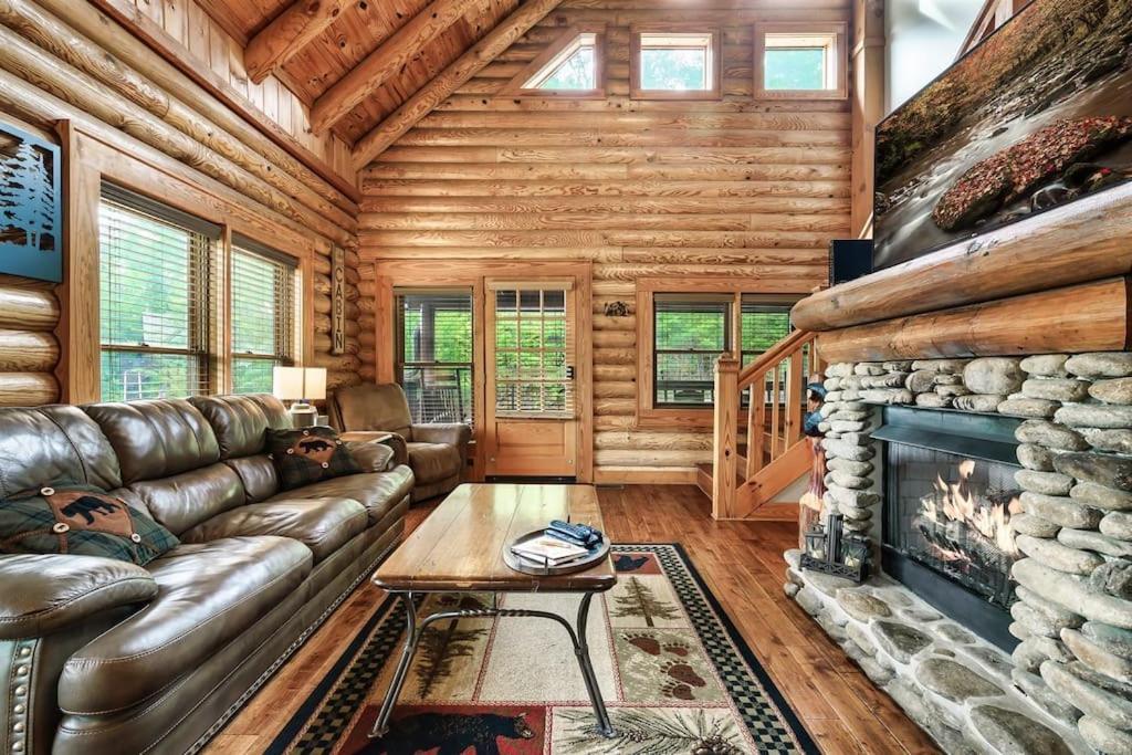 2 Miles From Dollywood Family Resort With Seasonal Outdoor Swimming Pool, Year Around Heated Indoor Swimming Pool, Townhome Style Cabin, Private Hot Tub, Arcade, Tv, Wifi, Kitchen With Refrigerator, Washer And Dryer 鸽子谷 外观 照片