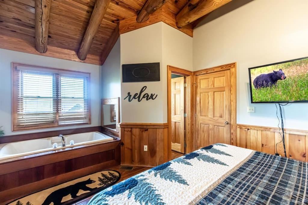 2 Miles From Dollywood Family Resort With Seasonal Outdoor Swimming Pool, Year Around Heated Indoor Swimming Pool, Townhome Style Cabin, Private Hot Tub, Arcade, Tv, Wifi, Kitchen With Refrigerator, Washer And Dryer 鸽子谷 外观 照片