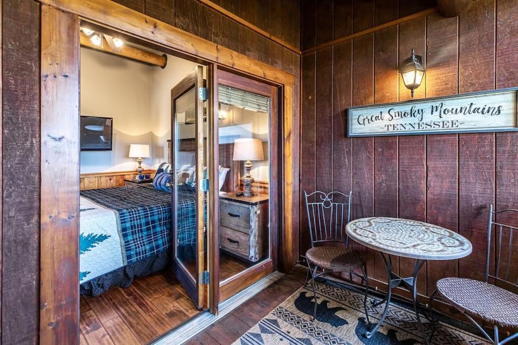 2 Miles From Dollywood Family Resort With Seasonal Outdoor Swimming Pool, Year Around Heated Indoor Swimming Pool, Townhome Style Cabin, Private Hot Tub, Arcade, Tv, Wifi, Kitchen With Refrigerator, Washer And Dryer 鸽子谷 外观 照片