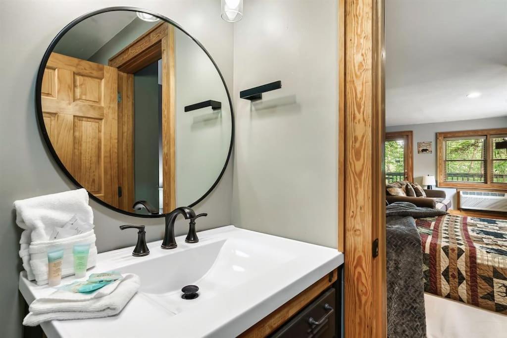 2 Miles From Dollywood Family Resort With Seasonal Outdoor Swimming Pool, Year Around Heated Indoor Swimming Pool, Townhome Style Cabin, Private Hot Tub, Arcade, Tv, Wifi, Kitchen With Refrigerator, Washer And Dryer 鸽子谷 外观 照片