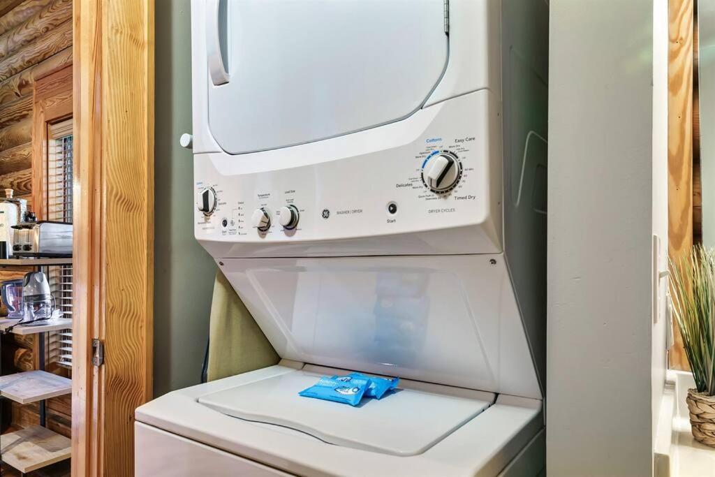 2 Miles From Dollywood Family Resort With Seasonal Outdoor Swimming Pool, Year Around Heated Indoor Swimming Pool, Townhome Style Cabin, Private Hot Tub, Arcade, Tv, Wifi, Kitchen With Refrigerator, Washer And Dryer 鸽子谷 外观 照片