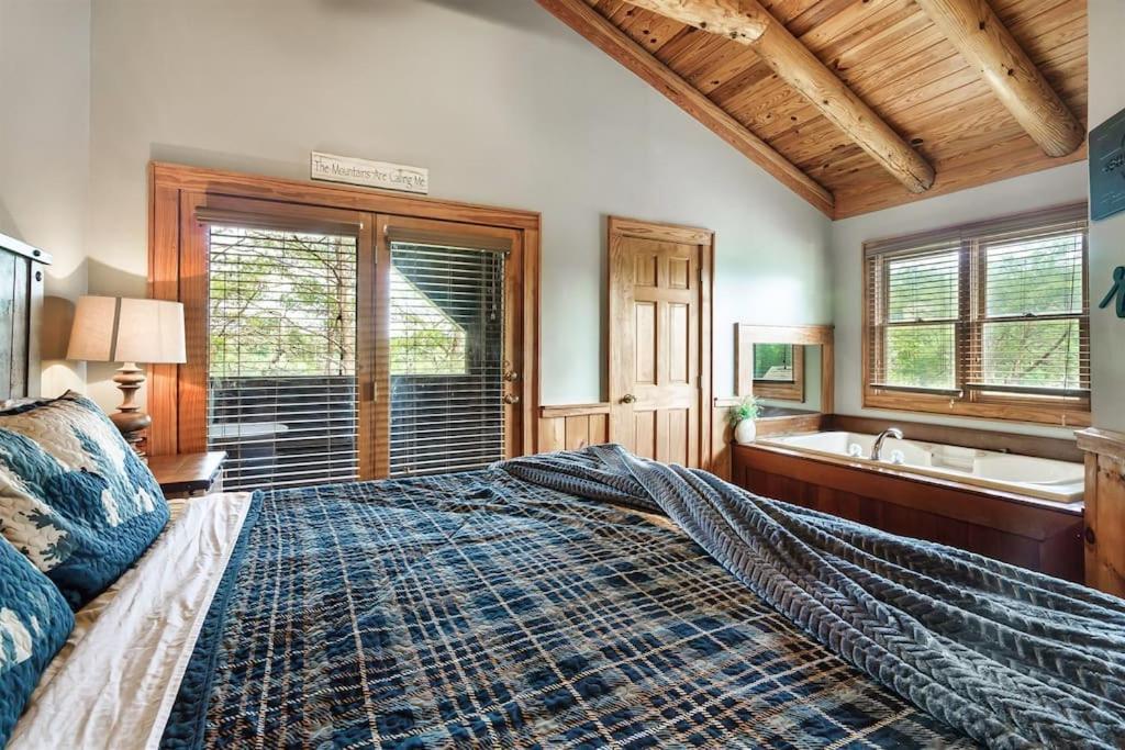 2 Miles From Dollywood Family Resort With Seasonal Outdoor Swimming Pool, Year Around Heated Indoor Swimming Pool, Townhome Style Cabin, Private Hot Tub, Arcade, Tv, Wifi, Kitchen With Refrigerator, Washer And Dryer 鸽子谷 外观 照片