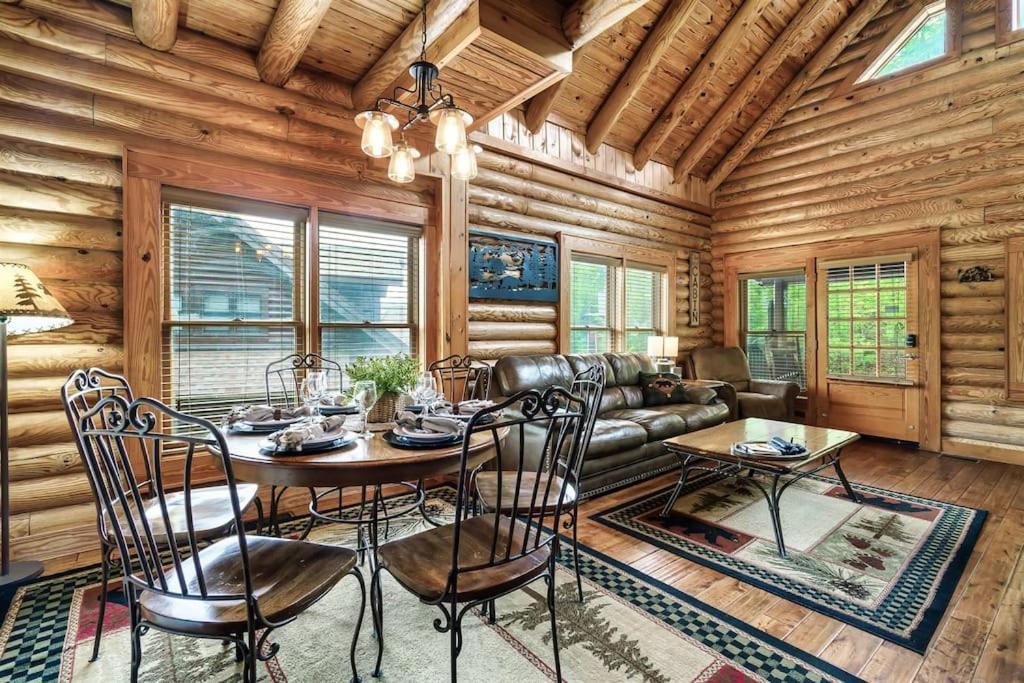 2 Miles From Dollywood Family Resort With Seasonal Outdoor Swimming Pool, Year Around Heated Indoor Swimming Pool, Townhome Style Cabin, Private Hot Tub, Arcade, Tv, Wifi, Kitchen With Refrigerator, Washer And Dryer 鸽子谷 外观 照片