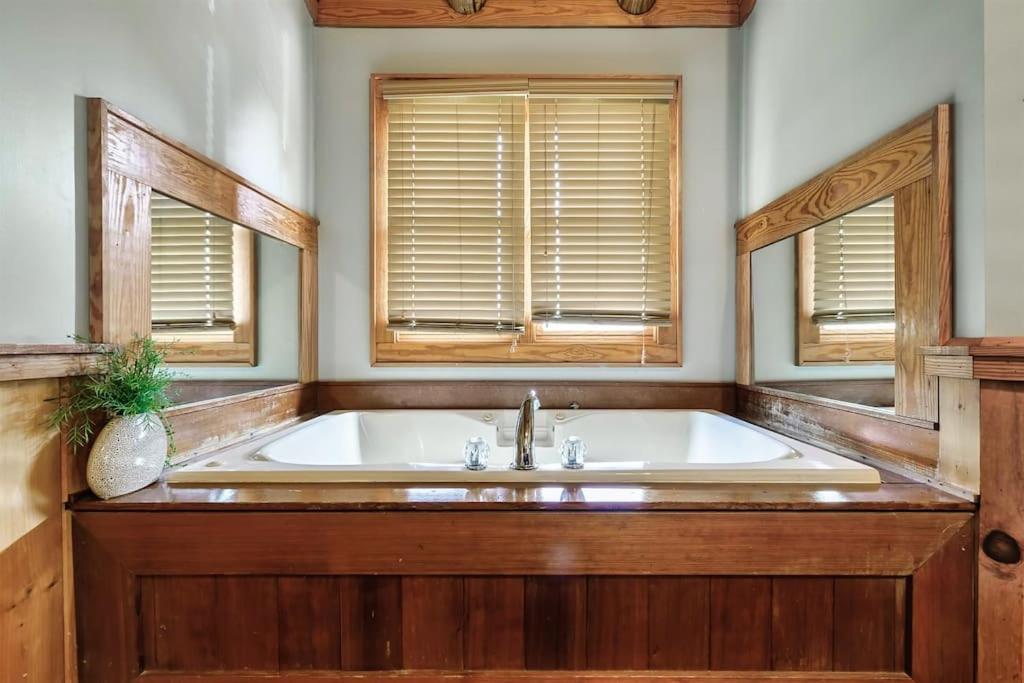2 Miles From Dollywood Family Resort With Seasonal Outdoor Swimming Pool, Year Around Heated Indoor Swimming Pool, Townhome Style Cabin, Private Hot Tub, Arcade, Tv, Wifi, Kitchen With Refrigerator, Washer And Dryer 鸽子谷 外观 照片