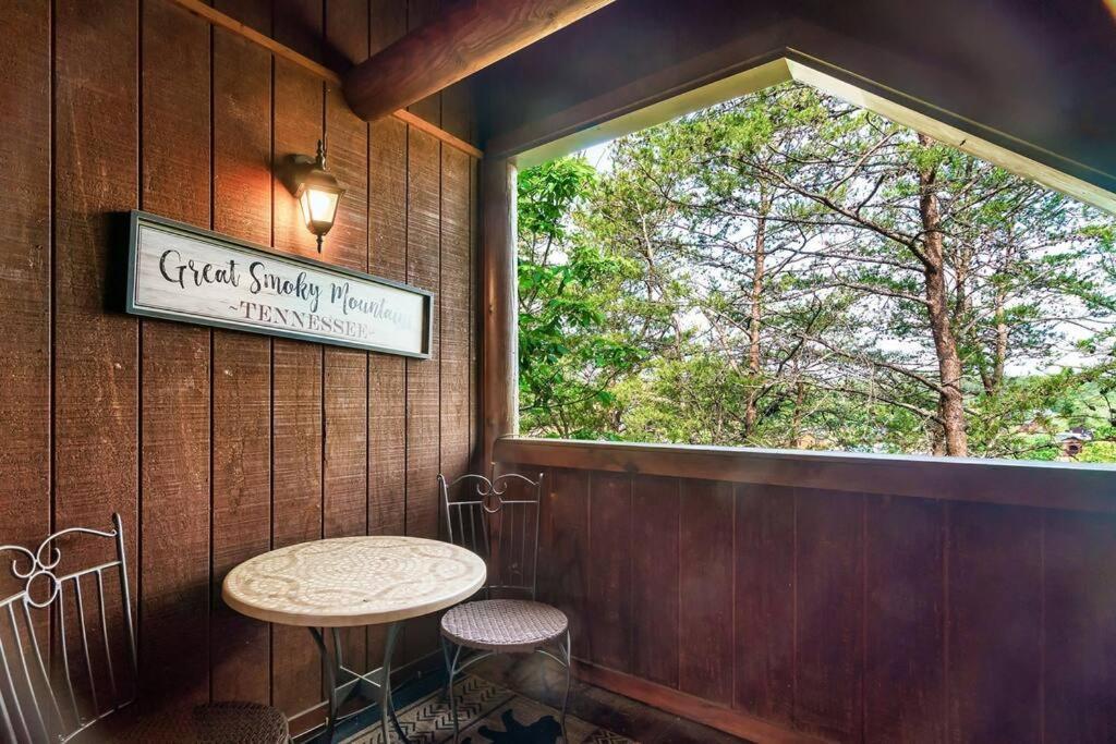 2 Miles From Dollywood Family Resort With Seasonal Outdoor Swimming Pool, Year Around Heated Indoor Swimming Pool, Townhome Style Cabin, Private Hot Tub, Arcade, Tv, Wifi, Kitchen With Refrigerator, Washer And Dryer 鸽子谷 外观 照片