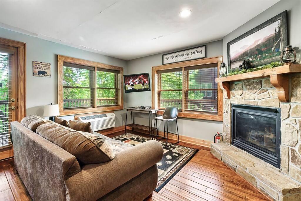 2 Miles From Dollywood Family Resort With Seasonal Outdoor Swimming Pool, Year Around Heated Indoor Swimming Pool, Townhome Style Cabin, Private Hot Tub, Arcade, Tv, Wifi, Kitchen With Refrigerator, Washer And Dryer 鸽子谷 外观 照片
